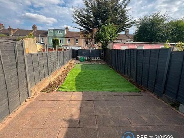 North Road, Ilford, IG3 3 bed terraced house to rent £2,395 pcm £553 pw