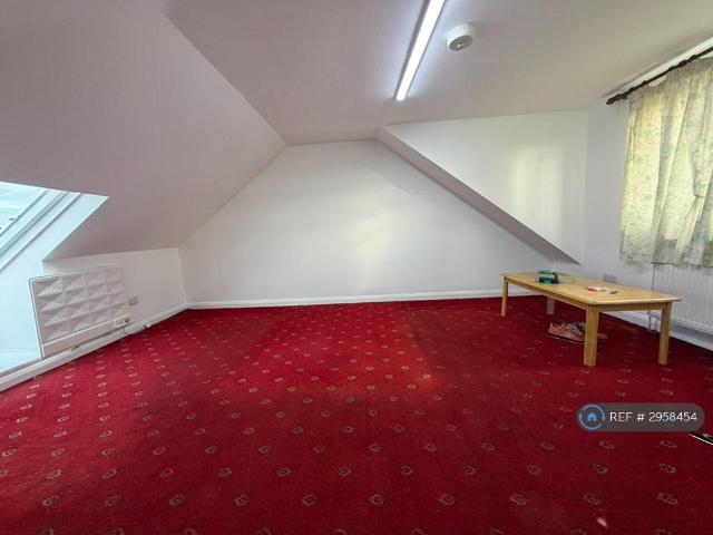 North Road, Southall, UB1 Studio to rent £900 pcm £208 pw
