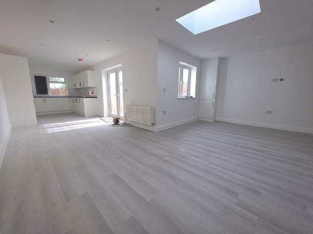 North Road, West Drayton, UB7 3 bed semi detached house to rent £3,050 pcm £704 pw