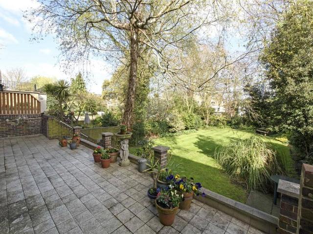 North Side Wandsworth Common, London. 3 bed apartment to rent £3,500 pcm £808 pw