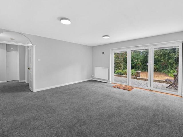 North Side Wandsworth Common, London. 3 bed flat to rent £3,500 pcm £808 pw