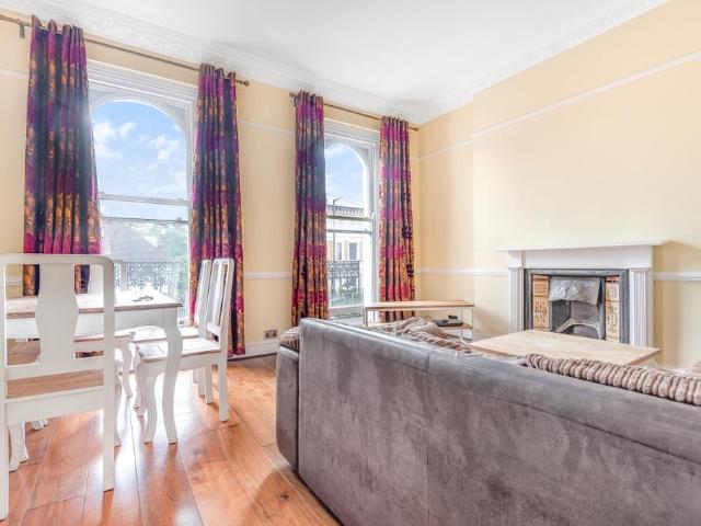 North Side Wandsworth Common, London. 3 bed property to rent £3,750 pcm £865 pw