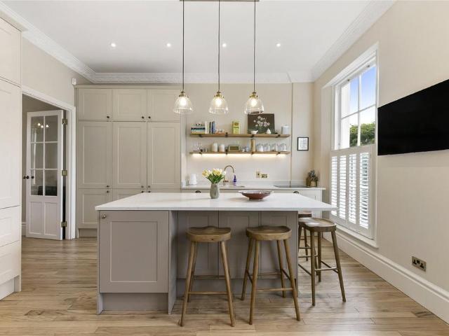 North Side Wandsworth Common, SW18 6 bed house to rent £8,500 pcm £1,962 pw
