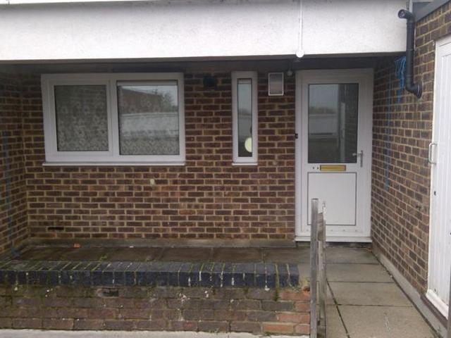North Square, Edmonton N9, 3 bed flat to rent, £1,940 pcm | PrimeLocation