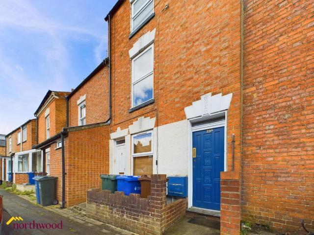 North Street, Banbury OX16 2 bed maisonette to rent £1,250 pcm £288 pw