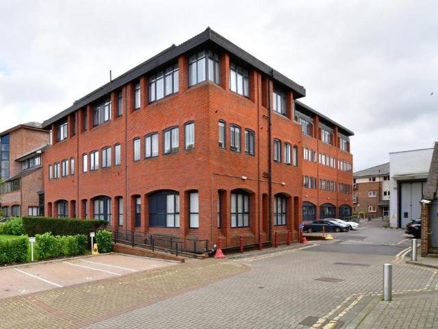 North Street Horsham RH12 Studio to rent £1,050 pcm £242 pw