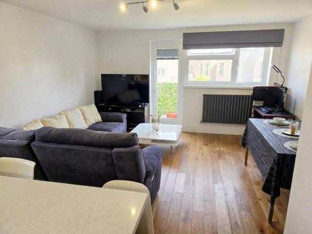 North Street, Linaria Court, NW4 2 bed flat to rent £1,900 pcm £438 pw