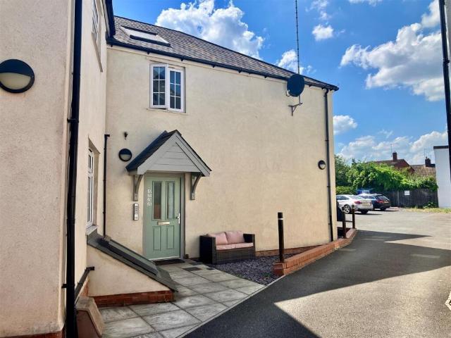 North Street, Wellington, TA21 2 bed duplex to rent £1,125 pcm £260 pw