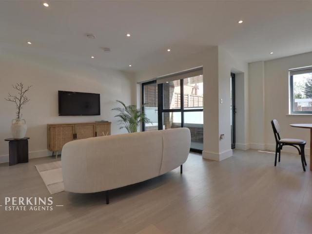 Northolt, UB5 1 bed flat to rent £1,750 pcm £404 pw