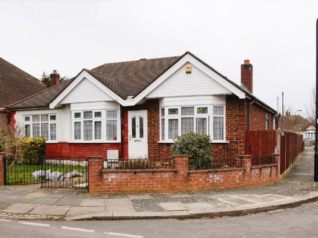 Northolt, London UB5, 4 bed semi detached bungalow to rent, £3,000 pcm | PrimeLocation