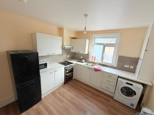 Northolt Road, Harrow HA2 3 bed flat to rent £2,150 pcm £496 pw