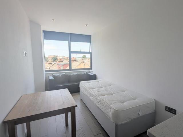 Northolt Road, Harrow, HA2 2 bed apartment to rent £1,825 pcm £421 pw