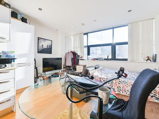 Northolt Road, South Harrow, Harrow, HA2 Studio to rent £1,300 pcm £300 pw