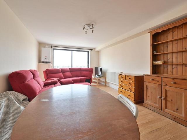 Northolt Road, South Harrow, Harrow, HA2 2 bed flat to rent £2,500 pcm £577 pw
