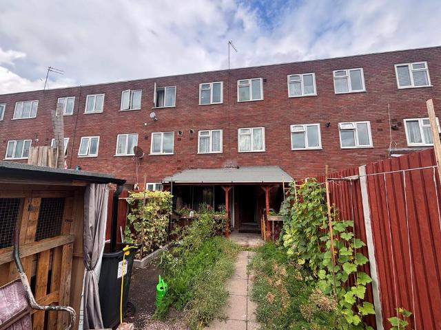 Northam Walk, Wolverhampton, WV6 3 bed flat to rent £1,325 pcm £306 pw