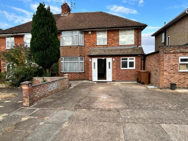 Northampton NN4 4 bed house to rent £1,750 pcm £404 pw