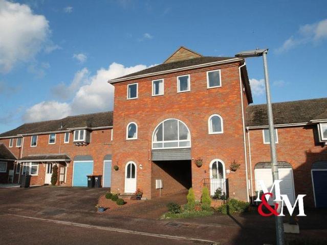 Northcliffe 2 bed terraced house to rent £1,175 pcm £271 pw