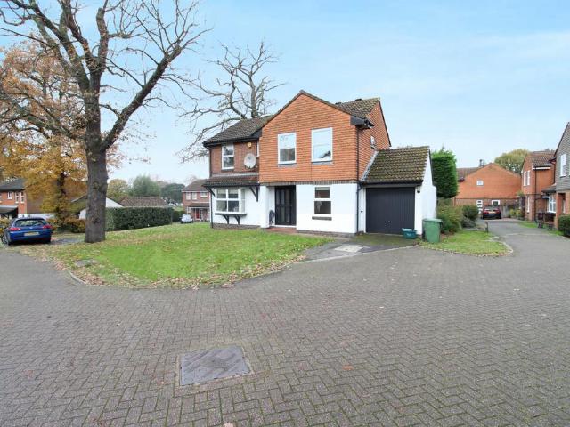 Northcliffe Close, WORCESTER PARK KT4 4 bed detached house to rent £3,150 pcm £727 pw