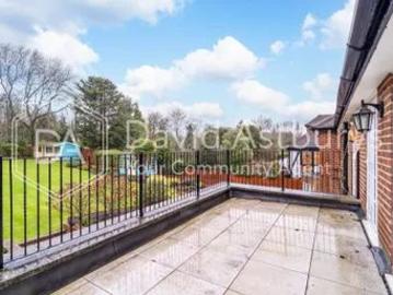 Northcliffe Drive, London, N20
