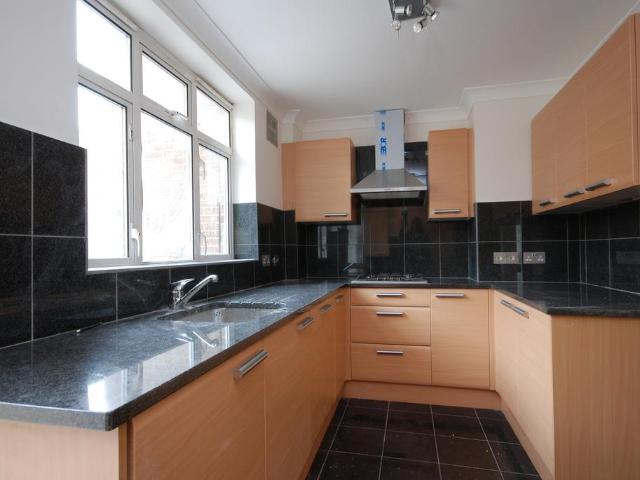 Northcote Ave, Ealing Broadway. 4 bed flat to rent £3,750 pcm £865 pw