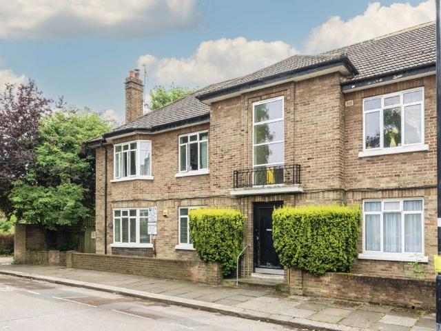 Northcote Avenue, London W5 4 bed flat to rent £3,550 pcm £819 pw