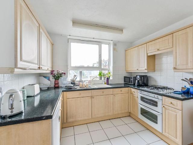 Northcote Road, Between The Commons, London SW11, 2 bed flat to rent, £2,591 pcm | PrimeLocation