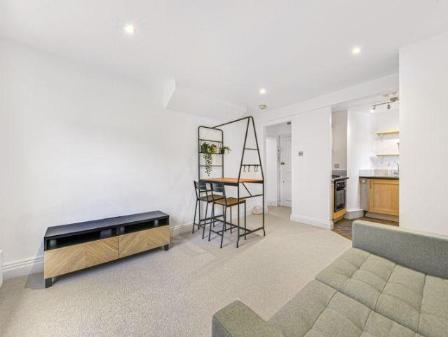 Northcote Road, Clapham, SW11 1 bed apartment to rent £2,250 pcm £519 pw
