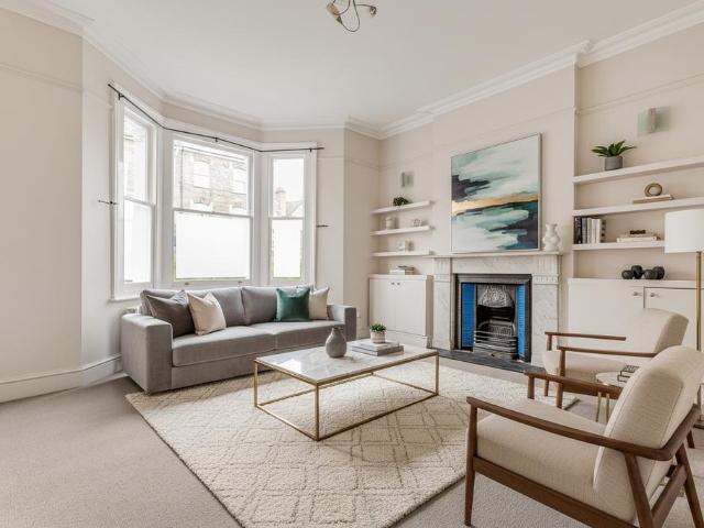 Northcote Road, London, SW11 2 bed flat to rent £3,950 pcm £912 pw