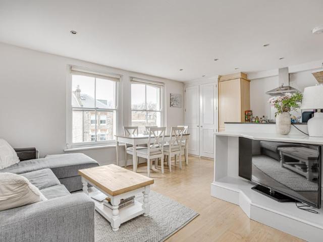 Northcote Road, London, SW11 2 bed flat to rent £2,900 pcm £669 pw