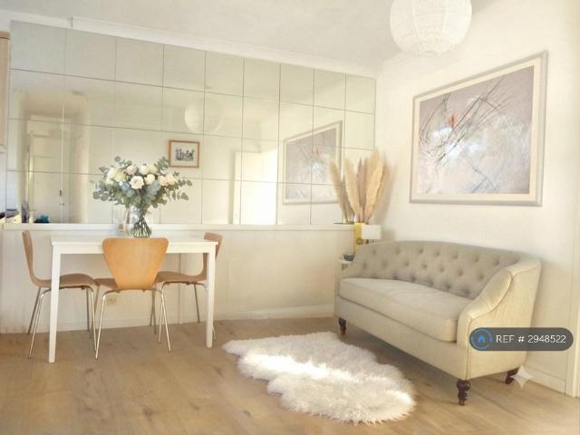 Northcote Road, London, SW11 2 bed flat to rent £2,499 pcm £577 pw
