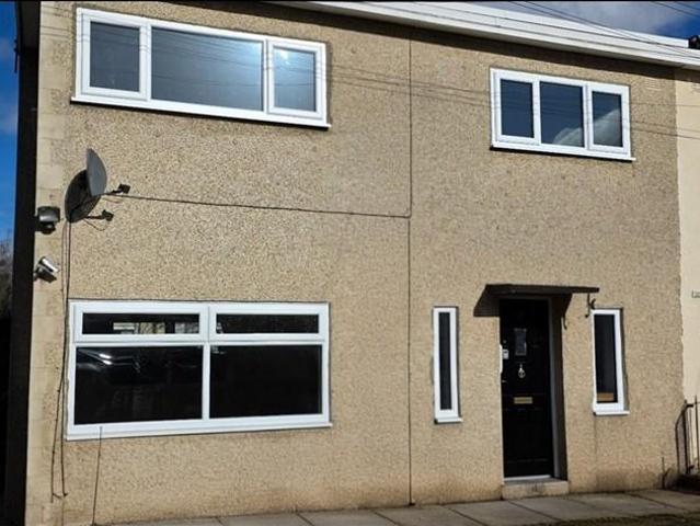 Northdale Crescent, Bradford, BD5 3 bed semi detached house to rent £1,050 pcm £242 pw