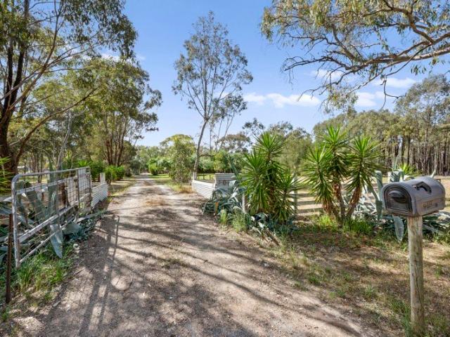 Northeast Victoria a Lovely Country Homestead on 4 Hectares 10 Acres