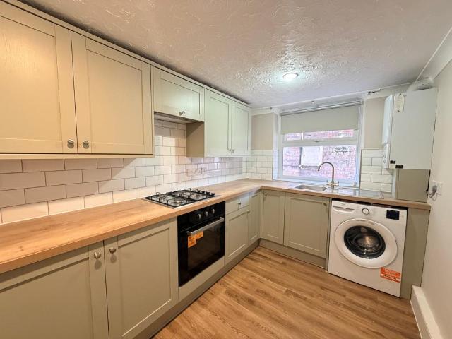 Northenden Road, Sale, M33 2 bed flat to rent £1,500 pcm £346 pw