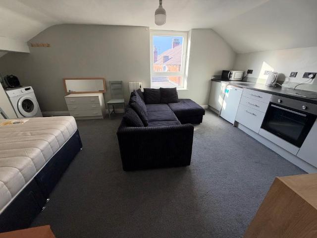 Northenden Road, Sale M33 Studio to rent £595 pcm £137 pw