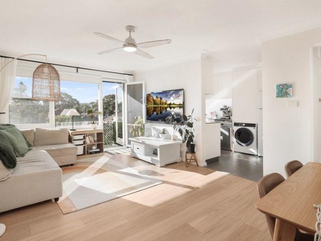 NORTHERN TOP FLOOR RENOVATED APARTMENT AT REAR OF BLOCK