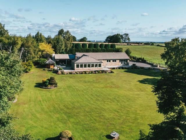 Northern Common, Dronfield S18 4 bed detached bungalow to rent £5,000 pcm £1,154 pw