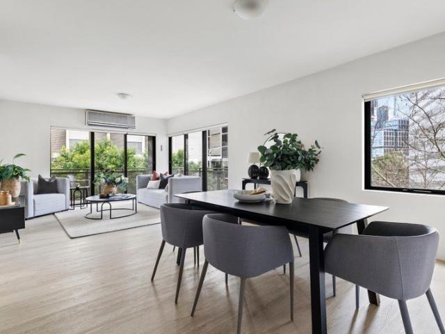 Northern Light, Treetop Outlook, Southbank at Your Door