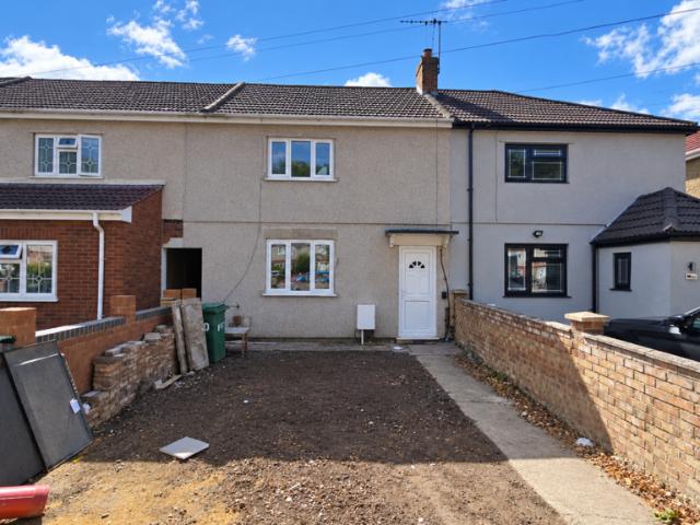 Northern Road, Slough, Berkshire, SL2 3 bed semi detached house to rent £1,995 pcm £460 pw