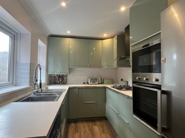 Northern Road, Slough, Berkshire, SL2 5 bed semi detached house to rent £3,995 pcm £922 pw