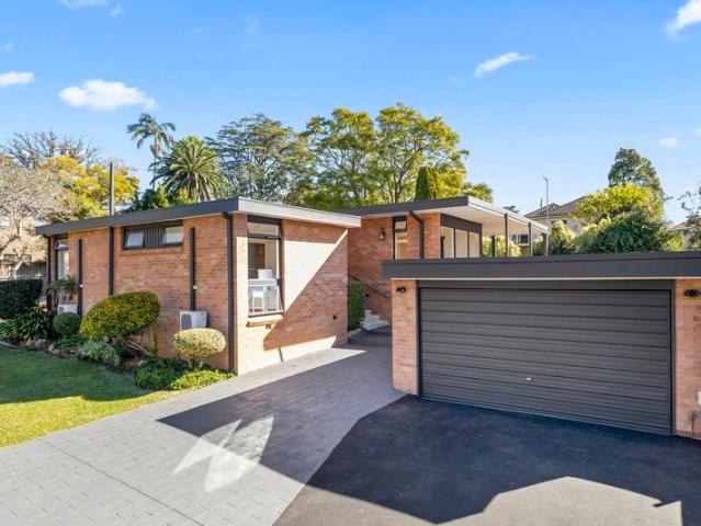 Northern sunshine, hidden privacy, self contained flexibility, 600m from the heart of Pennant Hills