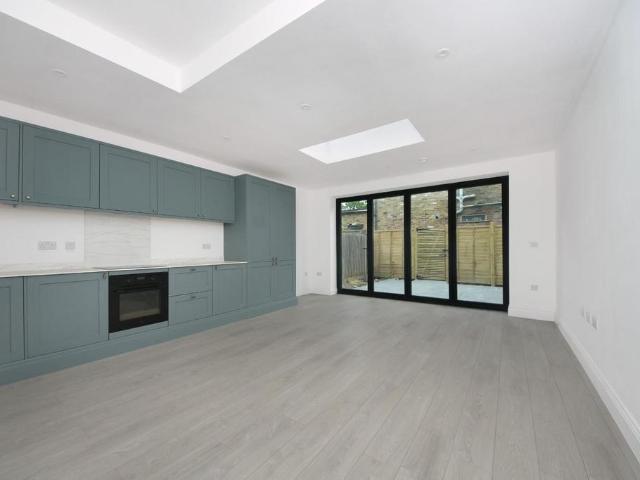 Northfield Avenue, W13 2 bed flat to rent £2,500 pcm £577 pw