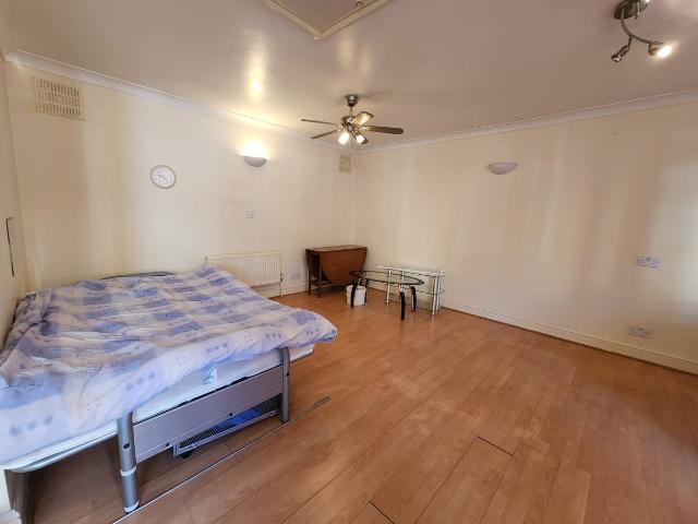 Northfield Road, Hounslow TW5, Studio to rent, £1,050 pcm | PrimeLocation