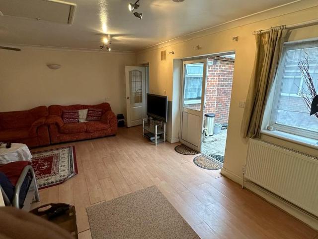 Northfield Road, Hounslow TW5, Studio to rent, £1,050 pcm | PrimeLocation
