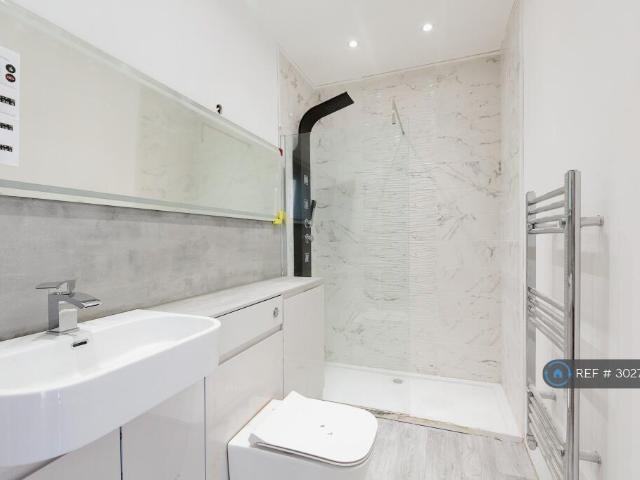 Northfleet, Dartford Kent, DA11 2 bed flat to rent £1,900 pcm £438 pw
