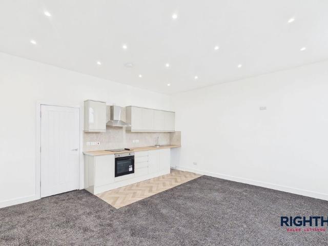 Northgate, Cleckheaton BD19, 3 bed flat to rent, £1,250 pcm | PrimeLocation