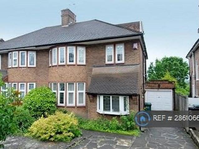 Northiam, London, N12 5 bed semi detached house to rent £5,500 pcm £1,269 pw