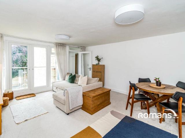 Northlands Drive, Winchester. 2 bed flat to rent £1,600 pcm £369 pw