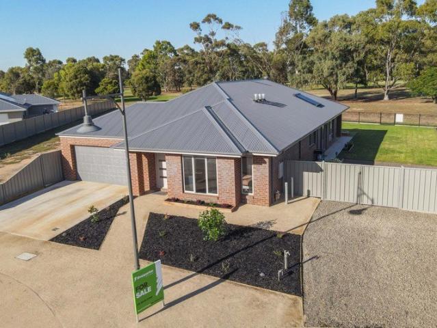 Northlinks Estate beauty with golf course views, and fantastic side access