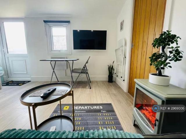 Northumberland Crescent, Feltham, TW14 1 bed maisonette to rent £1,450 pcm £335 pw