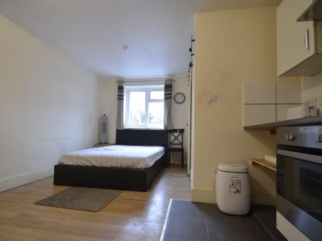 Northumberland Crescent, Feltham TW14, Studio to rent, £1,200 pcm | PrimeLocation